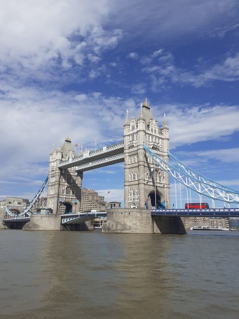 London: Medieval History Walking Tour from The Tower - How the two-hour pace feels