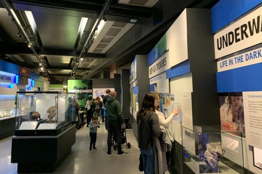 London: Natural History Museum Private Tour & Skip the line - Earthquakes, volcanoes, and hands-on science