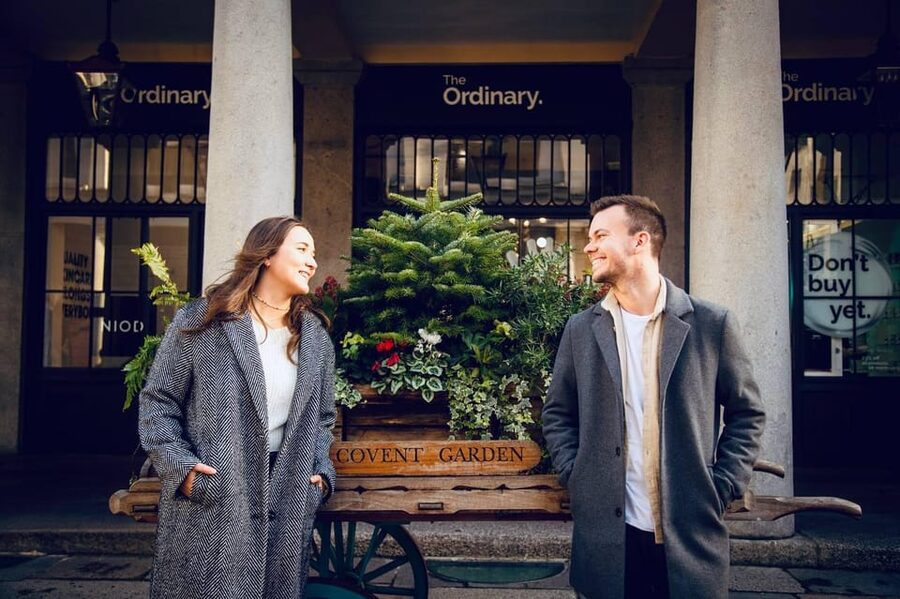 London: Private Couples Photography Session with Landmarks - How the photographer helps you look natural
