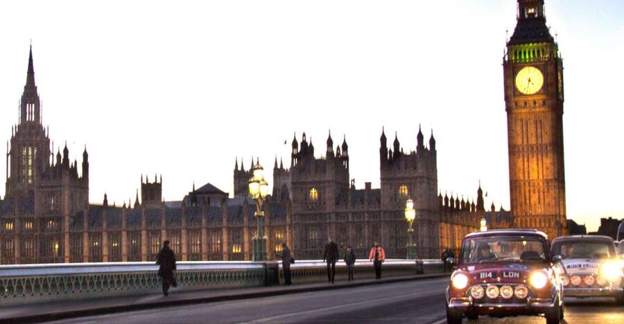 London: Private Panoramic 2-Hour Tour in a Classic Car - St. Paul’s Cathedral from the road