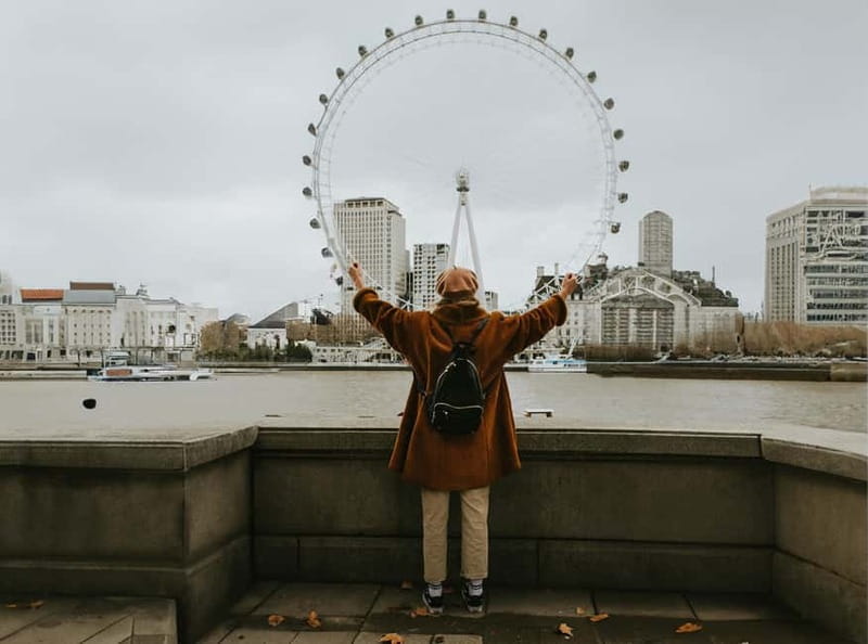 London: Private travel vacation photoshoot -Romantic Special - A private photo walk at the foot of Big Ben