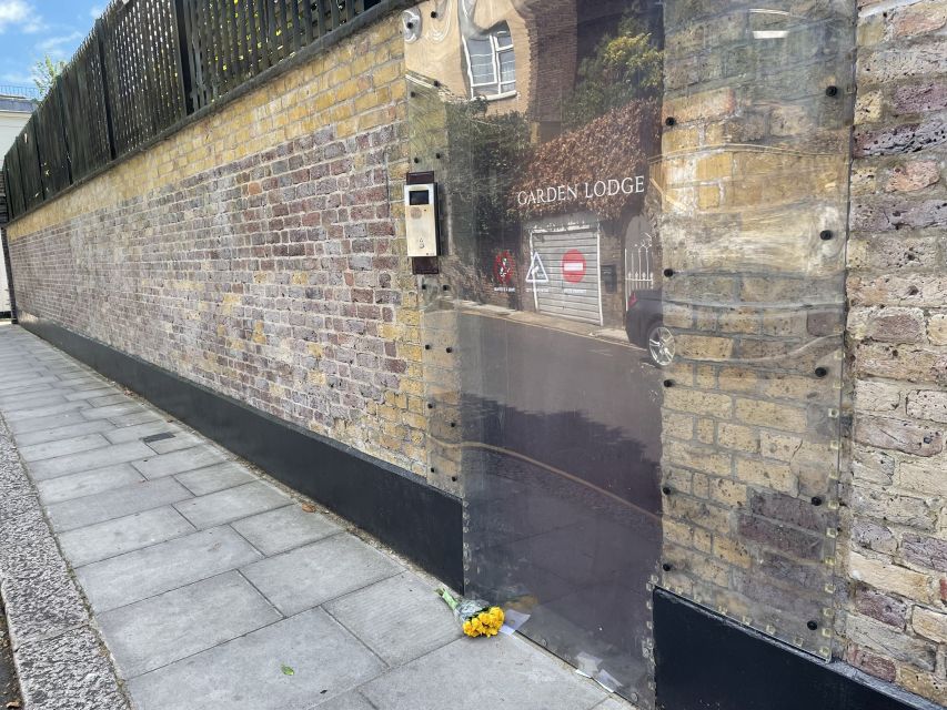 London: "Queen" Highlights Walking Tour - Weather, clothing, and practical planning