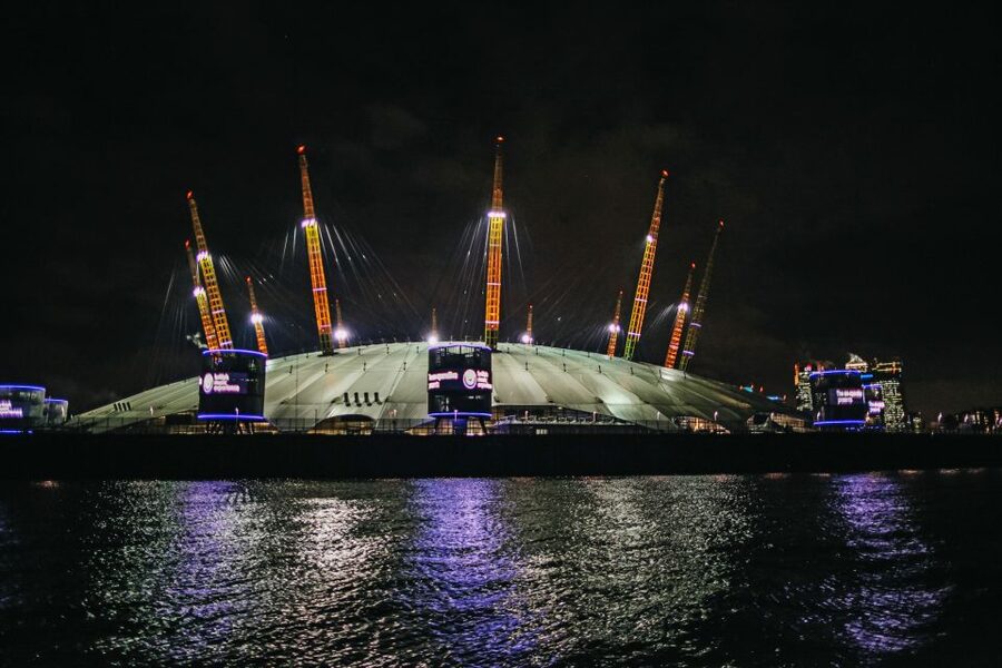 London: River Thames Dinner Cruise - Live singing changes the mood after dinner