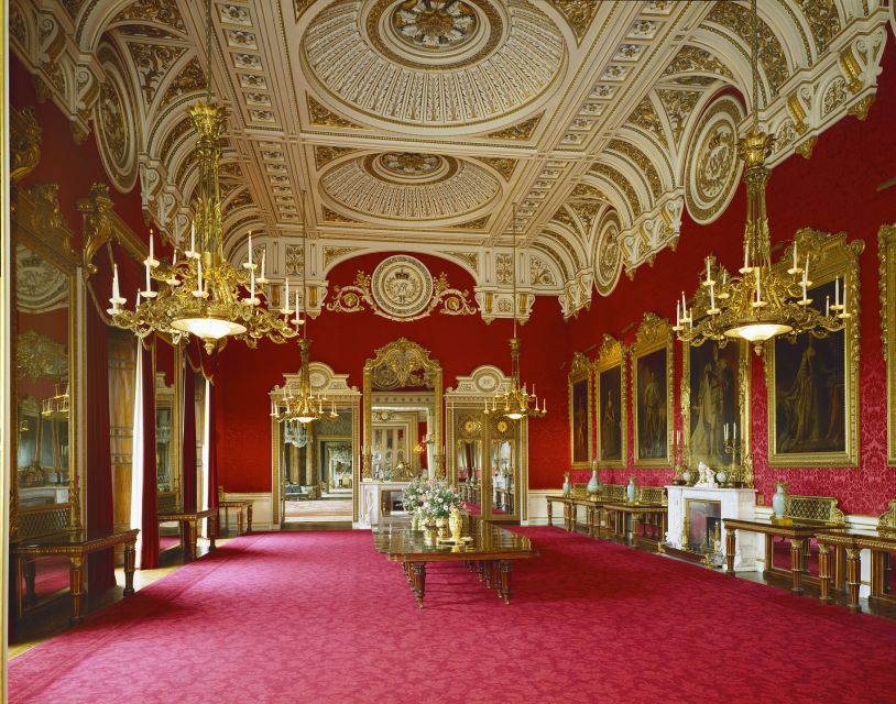 London: Royal Walking Tour and Buckingham Palace Audio Tour - Clarence House and the Victoria Memorial photo stop