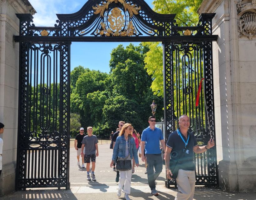 London: Royal Walking Tour and Buckingham Palace Audio Tour - What the $100 price really covers