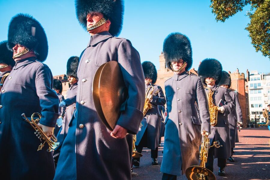 London: Royalty Walking Tour with Changing of The Guard - Starting in Green Park with a royal sense of place