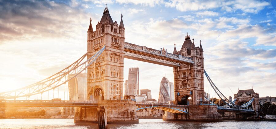London: Self-Guided History City Tour with an App - Quiet ruins and the Tower of London