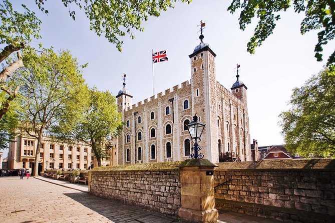 London Sightseeing Tour: Guard Change with Tower of London Option - Choose between London Eye views and Harrods tea