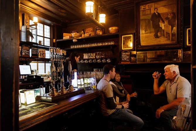 London Small Group Tour of Historical Pubs - Dickens, writers, and a 17th-century pub