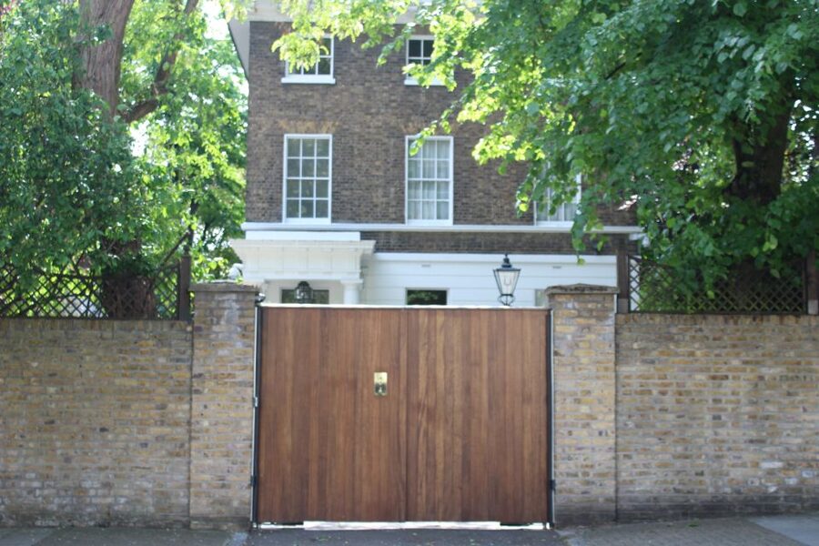 London: The Beatles Walking Tour of Marylebone and Abbey Rd - Guide style and the stories you may hear