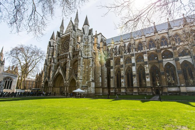 London Tootbus Hop on Hop off Bus Tour and Thames River Cruise - The yellow route: Westminster, Buckingham Palace, and the West End