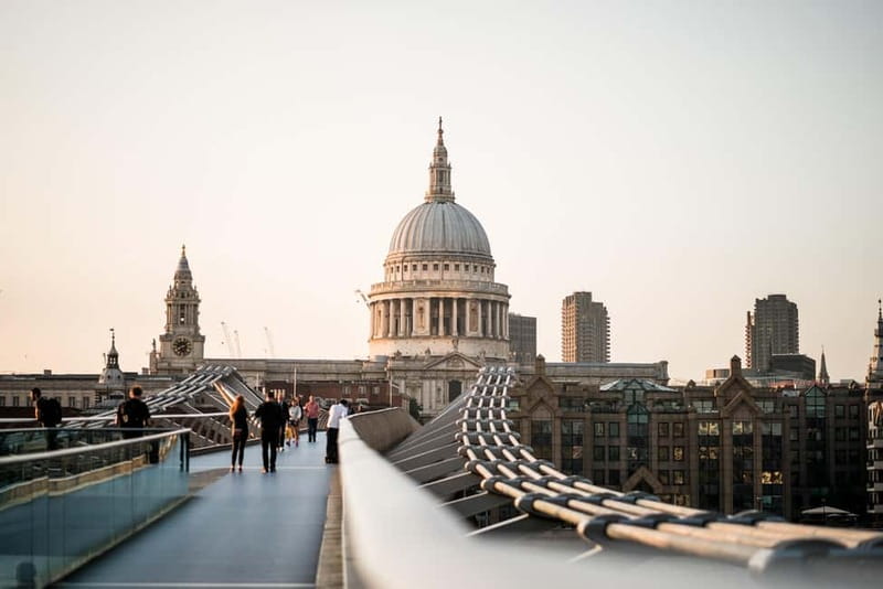 London: Top Attractions and City Highlights Walking Tour - Buckingham Palace and the royal route