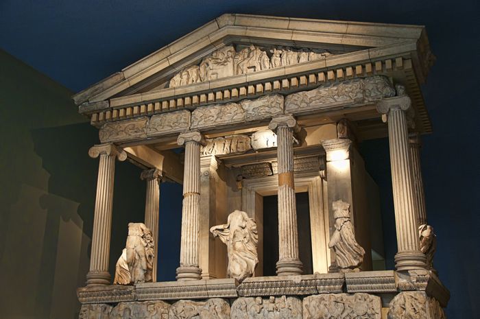 London: Tour of the British Museum - The Hall of Enlightenment and King George III’s books