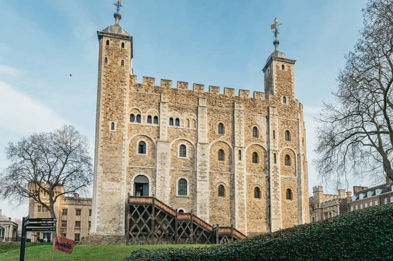 London: Tower of London Entry & Beefeater Private Audience - Finding the meeting point near The Gunpowder Plot