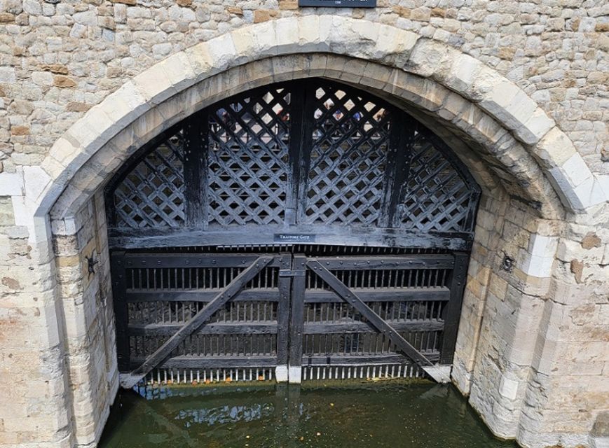 London: Tower of London Guided Tour with Boat Ride - Crown Jewels: the most in-demand stop