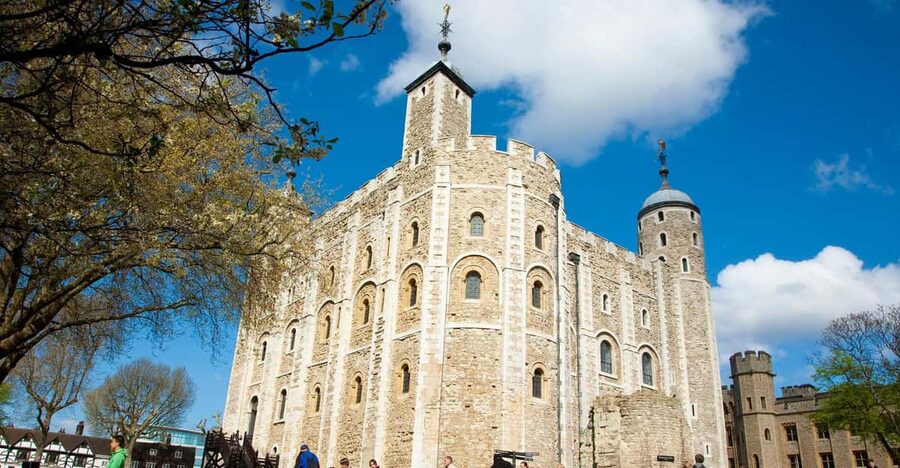 London: Tower of London, Hop-on, Hop-off Bus & River Cruise - Starting with the Tower of London
