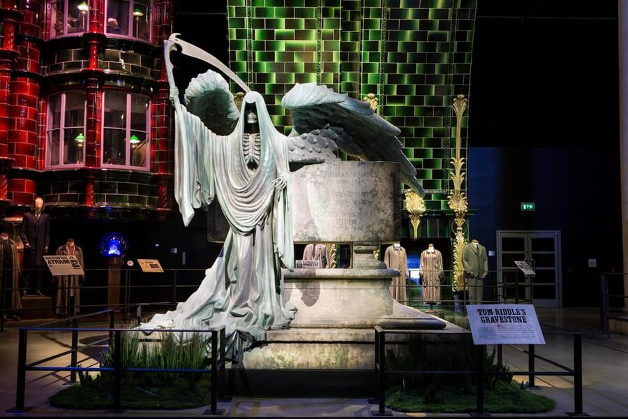 London: Warner Bros. Studio Harry Potter Tour with Transfers - The Forbidden Forest and movie creatures