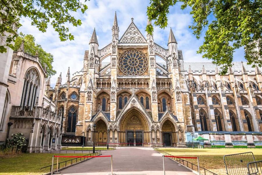 London: Westminster Abbey, Big Ben & Buckingham Guided Tour - From Parliament Square to the Abbey doors