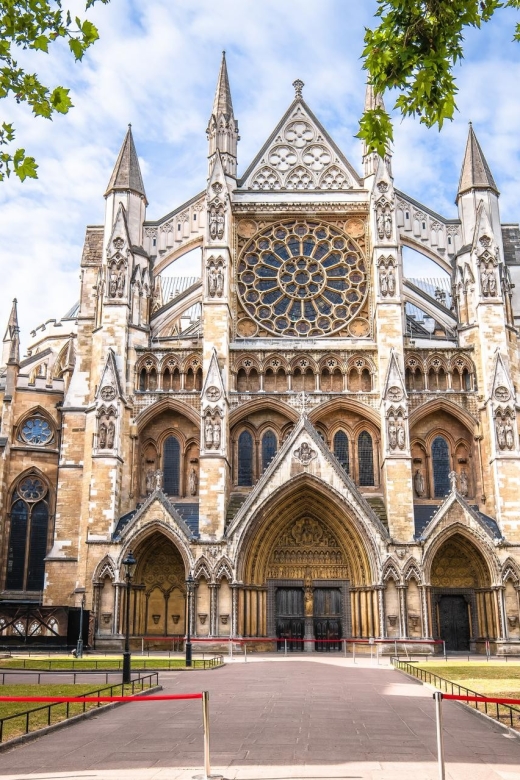 London Westminster Abbey French Tour with Fast-Track Tickets - Buckingham Palace from the main gate
