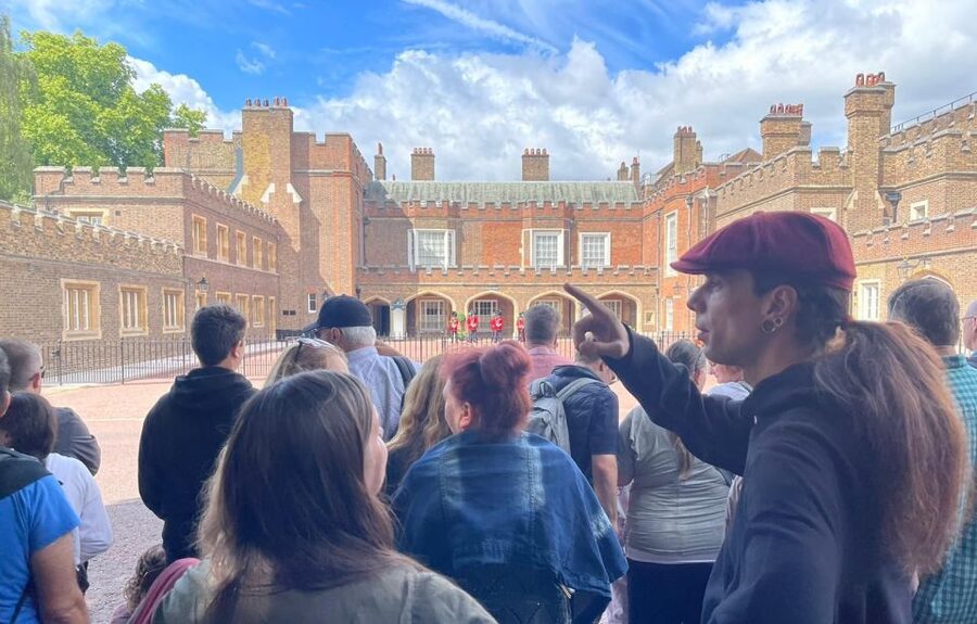 London: Westminster and Changing of the Guard Tour - Buckingham Palace and the first royal view