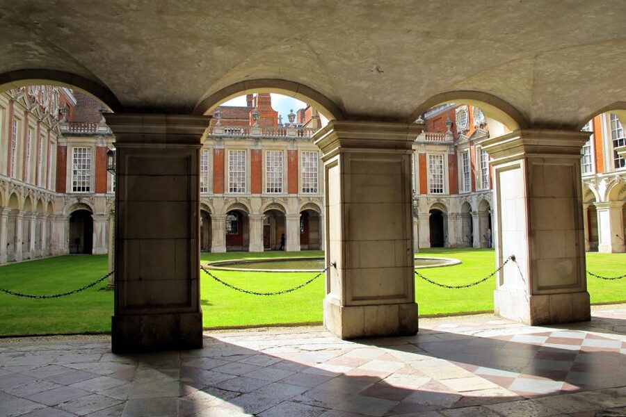 London: Windsor Castle & Henry VIII's Hampton Court Palace - The London panorama sets the scene
