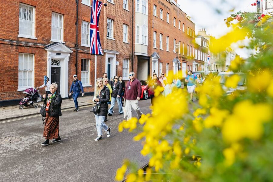 London: Windsor Castle, Stonehenge & Bath Full-Day Tour - The guide can make or break the long drives