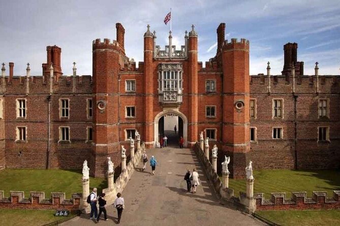 Private Guided Tour of Hampton Court Palace - Henry VIII, the Great Hall, and the Tudor side