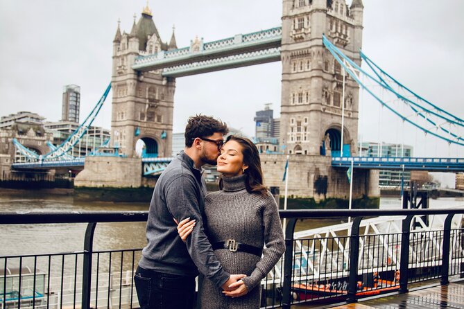Private landmarks photoshoot for families and couples - Buckingham Palace, Victoria Memorial, and the VIP option