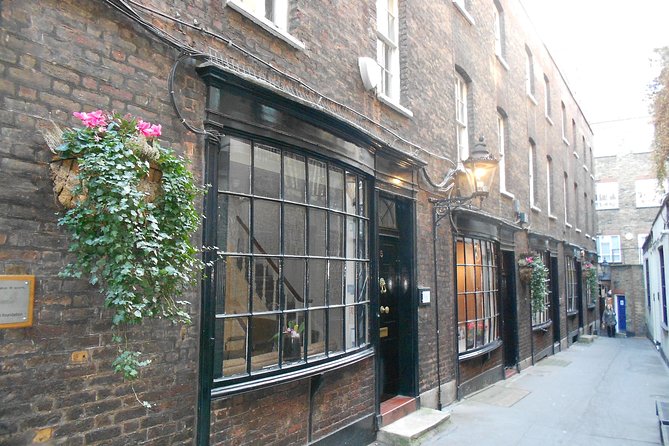 Secret Walking Tour of Central London - Guides, storytelling, and group size