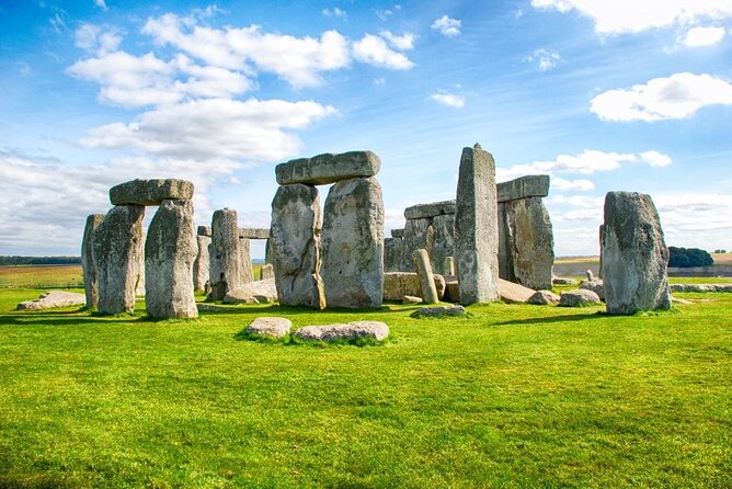 Stonehenge and Bath Guided Day Tour from London - Stonehenge first, before the crowds and the city