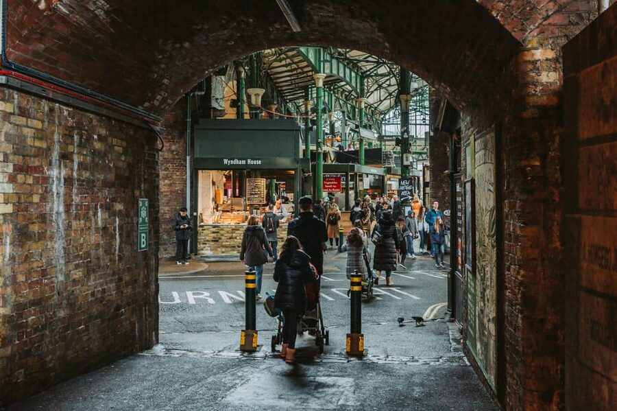 The most complete and exclusive Harry Potter tour in London - Meet Rubén beneath the blue umbrella at King’s Cross
