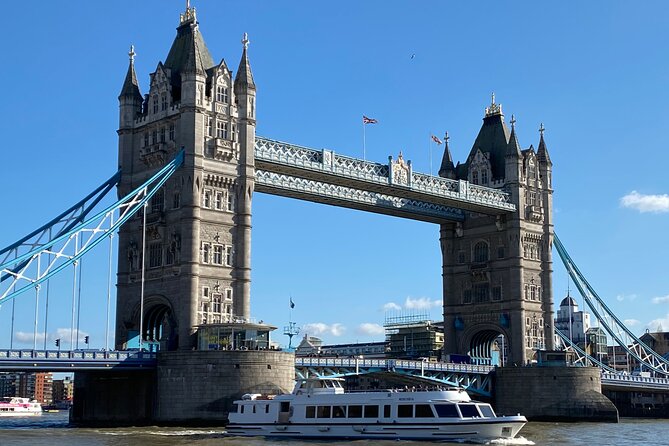 The Tower of London - Small Group Tour with a Local Expert - Meeting the Beefeaters and seeing daily life inside the walls
