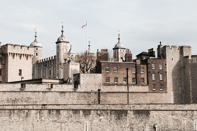 The Tower of London - Small Group Tour with a Local Expert - Entering a 900-year-old royal stronghold