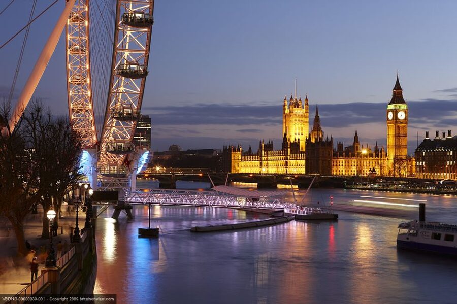 Tour of London and Christmas Day Lunch Cruise - Christmas lunch on the River Thames