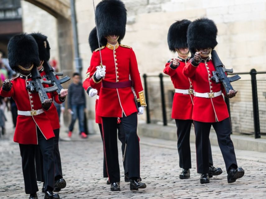 Tower of London: Early Access with Crown Jewels & Beefeaters - A 25-minute walk around Tower Hill and Tower Bridge