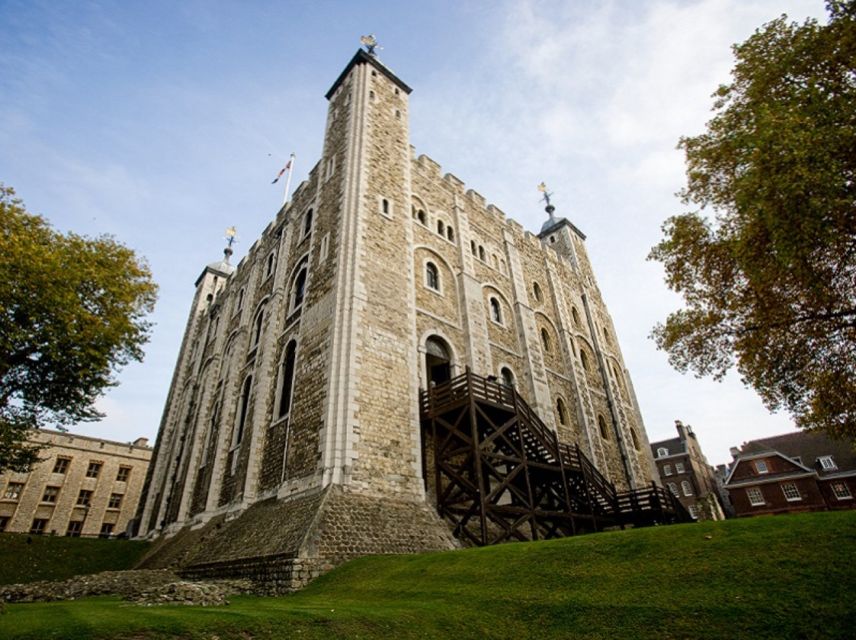 Tower of London: Early Access with Crown Jewels & Beefeaters - The Beefeater photo and the opening ceremony