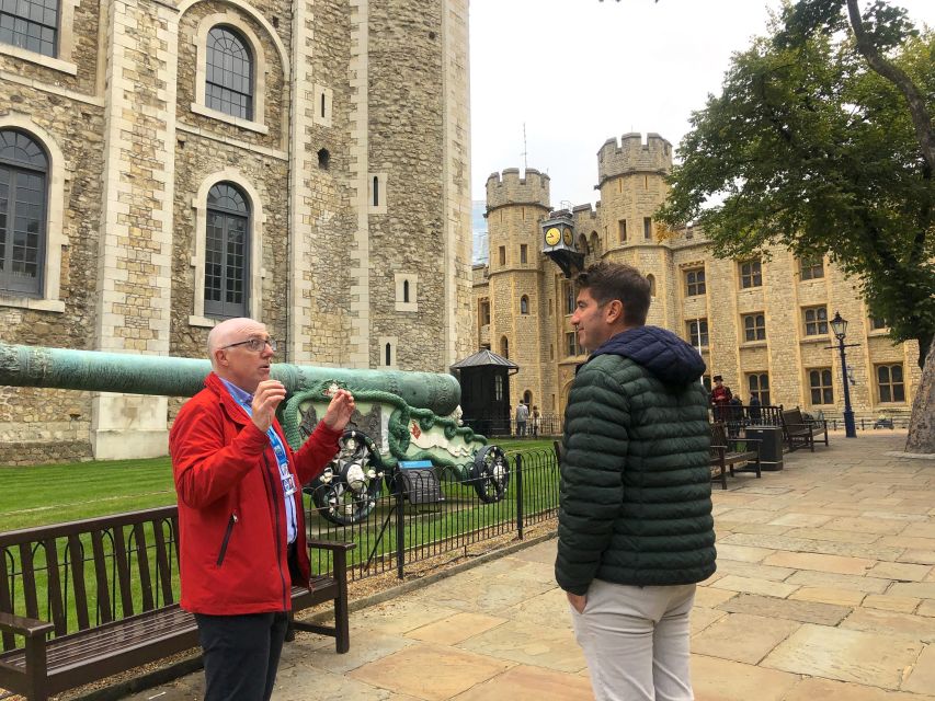 Tower of London: Early Access with Crown Jewels & Beefeaters - Meeting the guide outside the Tower