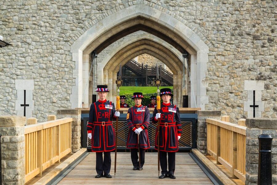 Ultimate Tower of London, Beefeater Welcome & Crown Jewels - Why the early morning entry matters