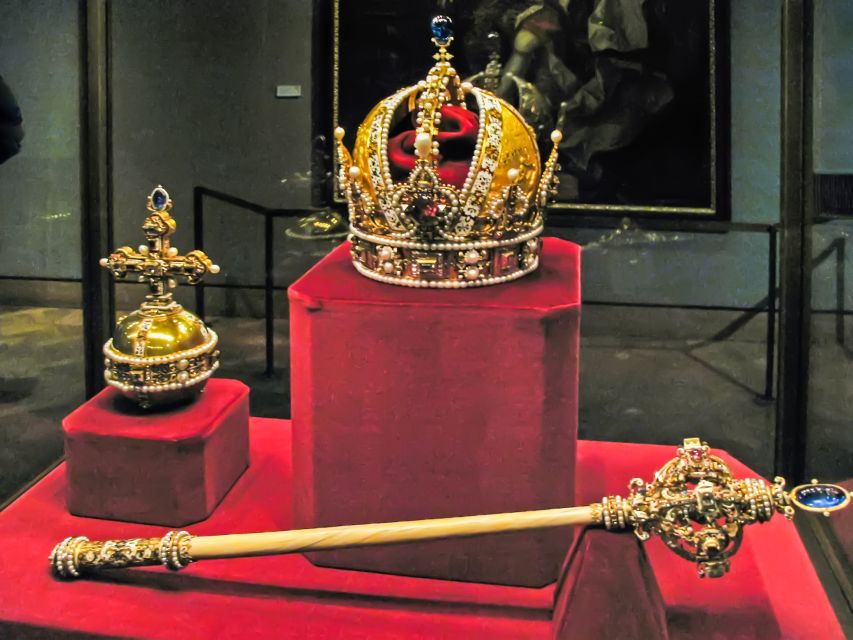 Ultimate Tower of London, Beefeater Welcome & Crown Jewels - Meeting a Beefeater for 15 to 20 minutes