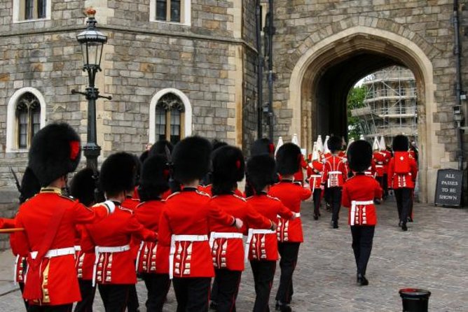 Windsor Castle Tour from London with Transportation & Audio Guide - Reaching the castle and managing the clock